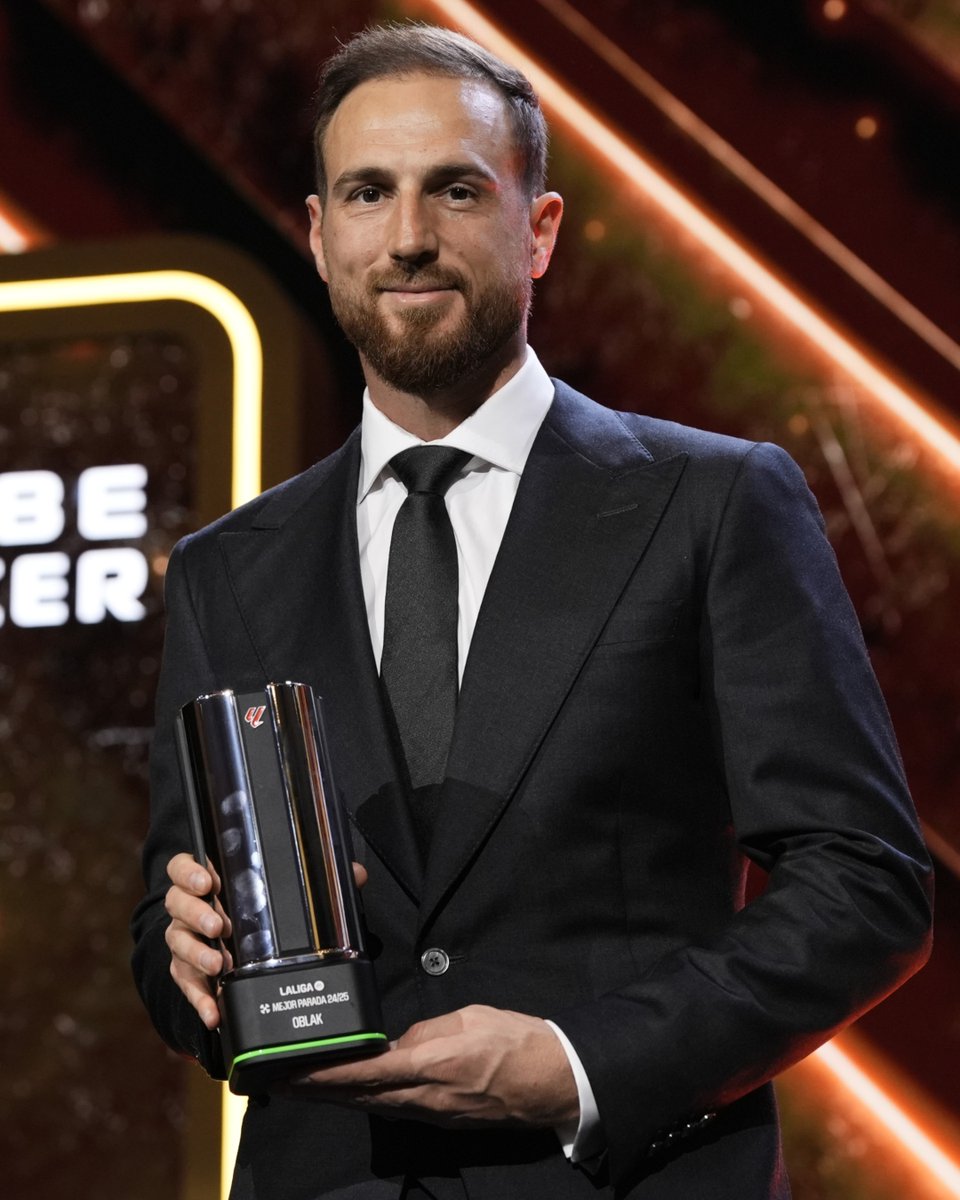 🧤 Oblak recogió el premio a la mejor parada de <a href="/LaLiga/">LALIGA</a> 2024/25 en la gala de los <a href="/Globe_Soccer/">Globe Soccer Awards</a> y #LALIGAAWARDS celebrada este domingo.

Nuestro portero logró este reconocimiento gracias a una asombrosa doble intervención contra la Real Sociedad en Anoeta.

¡Enhorabuena, Jan! 👏