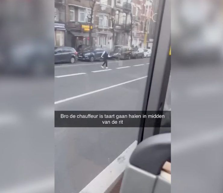 CerfiaFR's tweet photo. 🇧🇪🚌🍰 INSOLITE | À Bruxelles, un chauffeur de bus s’est arrêté en pleine rue, laissant son véhicule rempli de passagers, pour aller s’acheter un gâteau. La scène, filmée par des voyageurs, a fait le buzz sur TikTok. Son employeur cherche à identifier le chauffeur. https://t.co/Zjh6cOBtJY