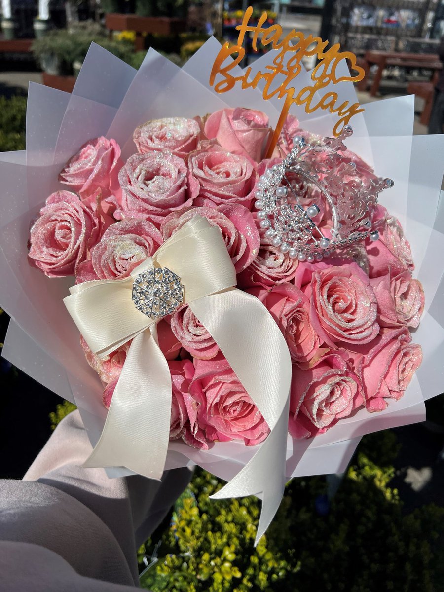 _atinyflowers's tweet photo. flower delivery ⚘

to: @jaehunbuns
from: 🧋
💐: roses from yungi!
💌: HAPPY BIRTHDAY BESTIE ILYYY https://t.co/JT96XVV9s2