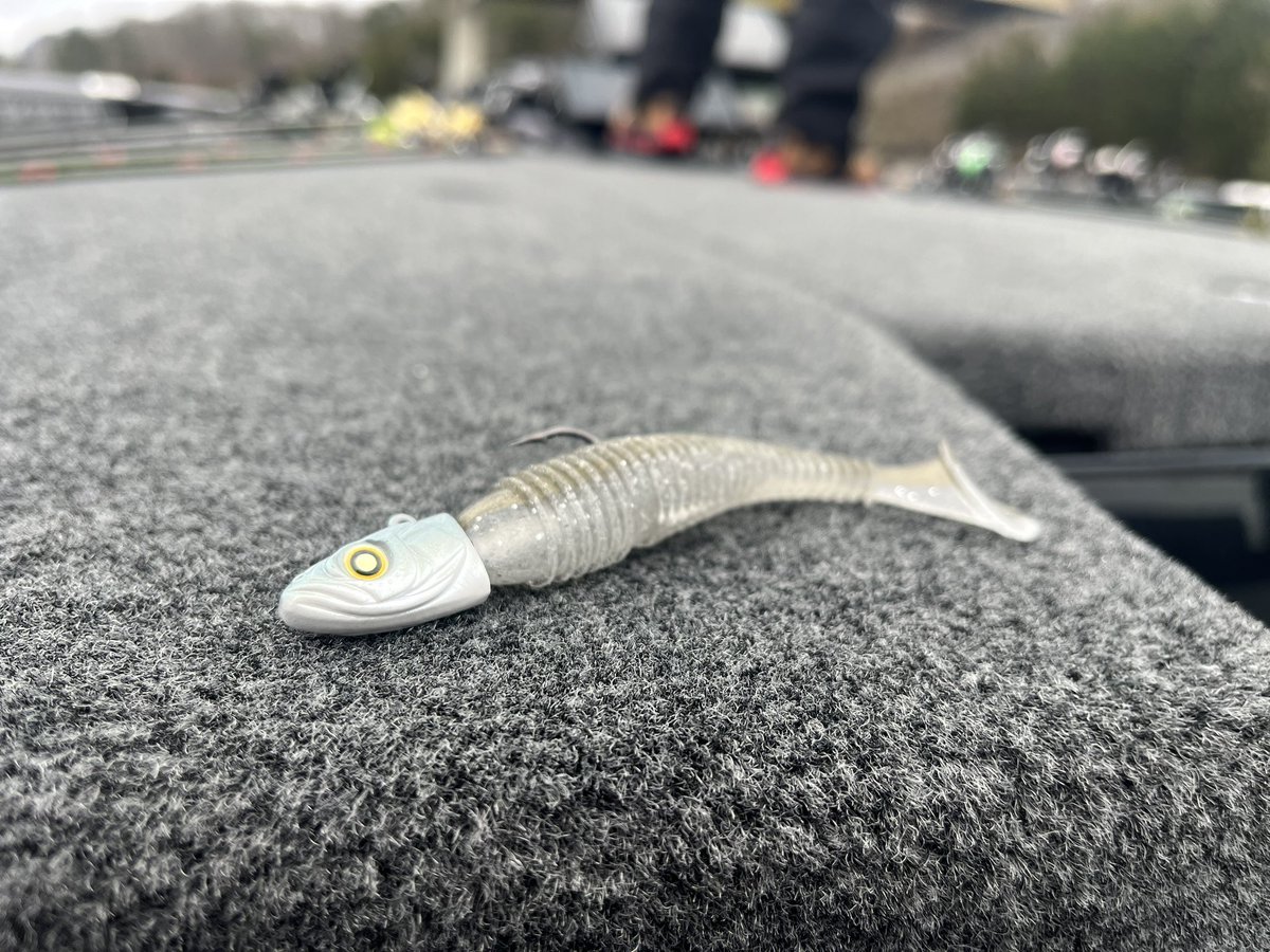 usa_bass's tweet image. 今日の僕はテネシーリバーセッティング☺️

スイングインパクトFATのテネシーシャッドというカラーなのですが、相模湖や津久井湖みたいなクリア〜ステインでよく釣れるな〜と思っていて。。
生まれ故郷に来てみて納得！テネシーリバーは相模湖みたいな水でした❗️

#KEITECH #ケイテック