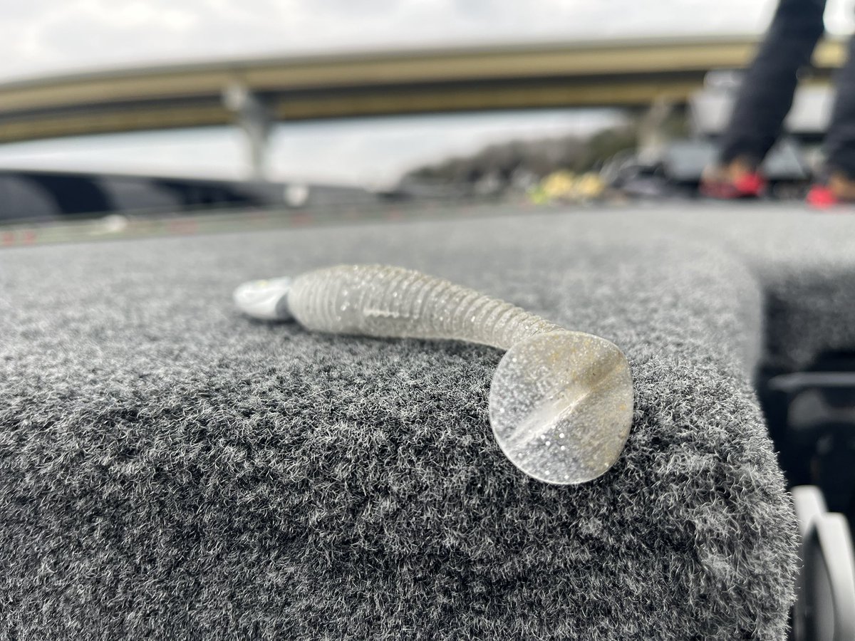 usa_bass's tweet image. 今日の僕はテネシーリバーセッティング☺️

スイングインパクトFATのテネシーシャッドというカラーなのですが、相模湖や津久井湖みたいなクリア〜ステインでよく釣れるな〜と思っていて。。
生まれ故郷に来てみて納得！テネシーリバーは相模湖みたいな水でした❗️

#KEITECH #ケイテック