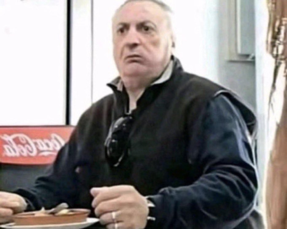 sizirhendz's tweet image. metrobüste yanda oturan elemanın kulaklıktan fincanlım sesi geliyor