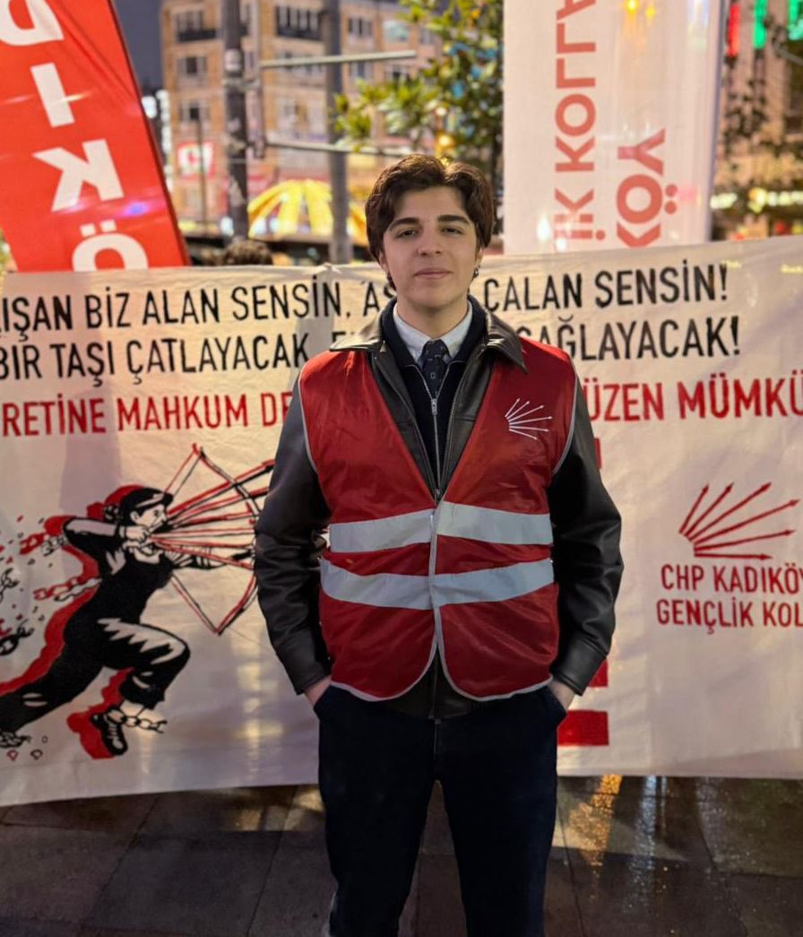 Ak Parti’nin kara düzeni!

Bu ülkede, on milyonlarca işçiye açlık sınırının altında asgari ücret vermeye utanmayanlar, bu zalimliği protesto eden gençleri tutuklamaktan da utanmıyor.

İstanbul Kadıköy’de asgari ücreti protesto ettiği için Gençlik Kolları üyemiz Bilge Kağan Şarbat