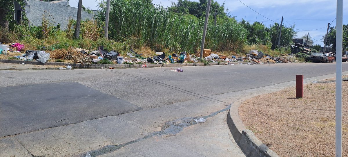 Las Piedras hoy: basura tirada en la calle, sin control ni respuesta.
A metros de la casa del ex alcalde.
Esto no es casualidad, es consecuencia de años de mala gestión.