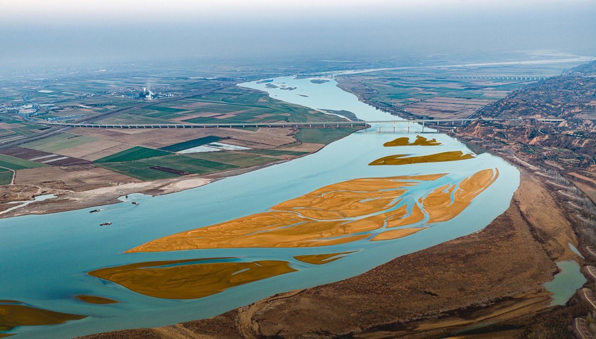 🌊At the Mengzhou Yellow River Bridge on National Highway 207, #Henan, as the river recedes, a naturally crafted sand painting wonder unfolds stunningly.
📸Photo by Yan Dongsheng

#photo #album #YellowRiver #photograghy #photooftheday #picture #river #nature #landscape #travel