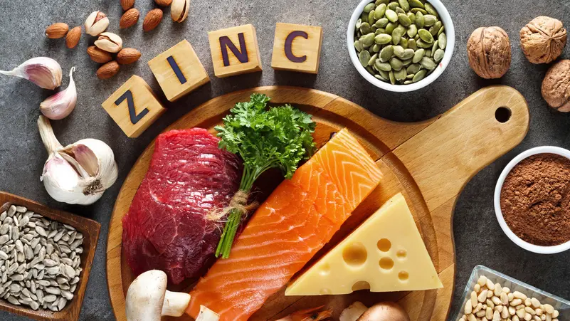 الزنك + فيتامين C 💊🛡️
دعم إضافي للمناعة عند الجمع بينهما، قد يخفف شدة أعراض نزلات البرد ويُسرّع التعافي، خاصة في فترات الإجهاد.
لكنها ليست علاجًا ولا وقاية مضمونة ⚠️
الاعتدال مهم، والمصادر الطبيعية تبقى الأفضل 🌿
#صحة #مناعة #فيتامين_C #الزنك