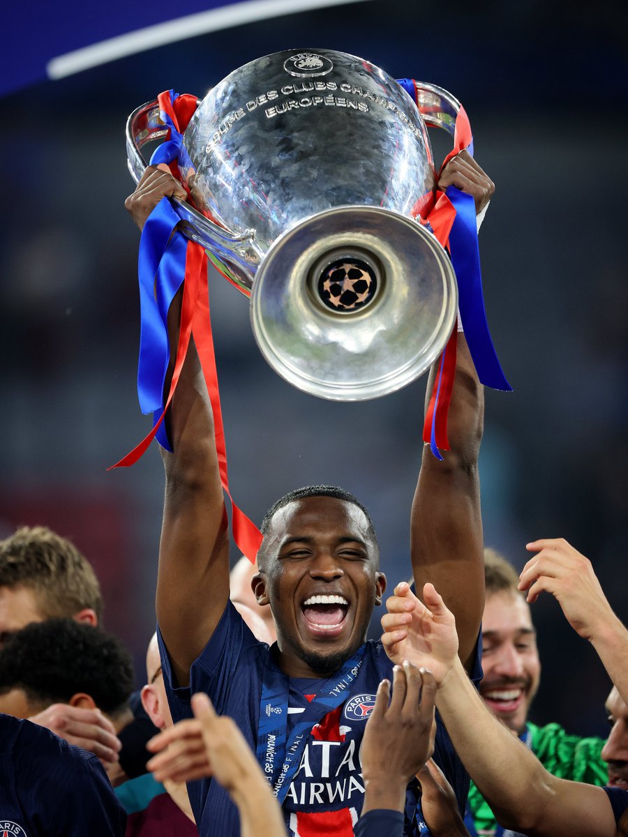 FabrizioRomano's tweet image. 🚨⭐️ Paris Saint-Germain win Best Club Award at Globe Soccer 2025. ❤️💙