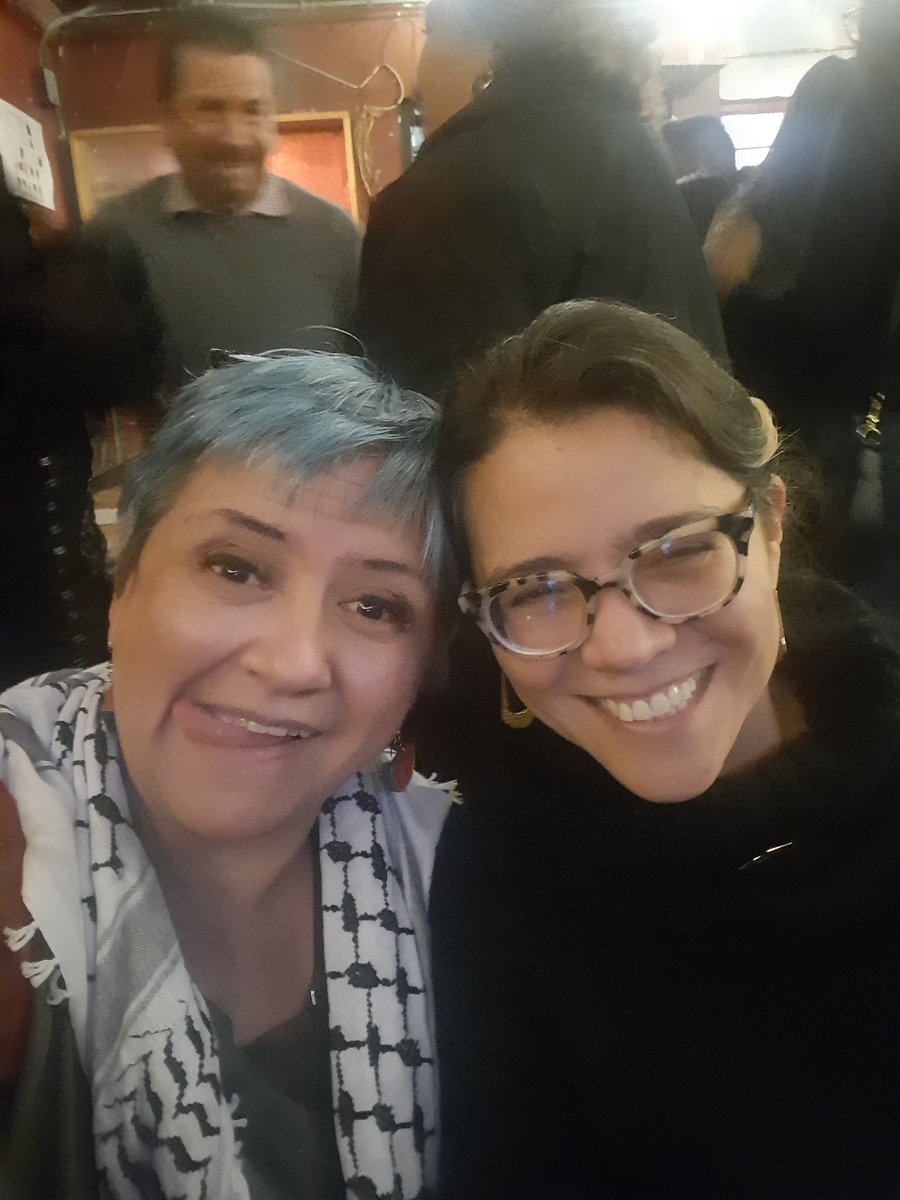 danielapastrana's tweet photo. Lleno total y fulgurante anoche en @elvicioteatro para cerrar el año con una presentación sublime de #Rivotrip (la mejor de las 3 que he visto). Lloré de risa con @cazacocteles las crías. ¡Y @lasreinaschulas amenazaron con volver en enero de 2026! ❤️🔥 https://t.co/nqWs2OF3OR
