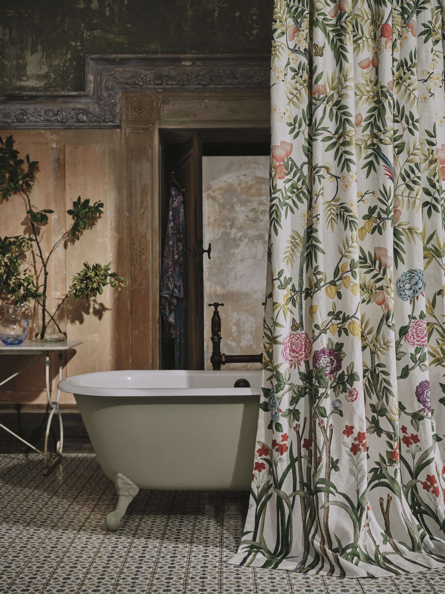 Drummonds_uk's tweet photo. Soft light and layered surfaces shape this atmospheric bathroom, where the Ashburn bath sits against timeworn plaster and mouldings. Its lichen green exterior echoes the muted palette, while Liberty’s Silk Tree linen curtain brings pattern and a gentle sense of the outdoors. https://t.co/XO2cyTFgxp