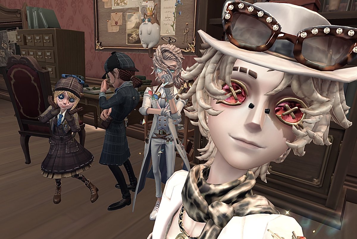 先生の事務所に遊びに来た狼の自撮り