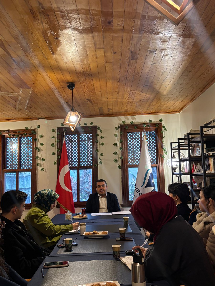AtaSahit's tweet photo. Bugün çok değerli @MSiyasal öğrencilerinin misafiri olarak İran-Türkiye ilişkilerini konuştuk. https://t.co/WUwNoZ4xT1