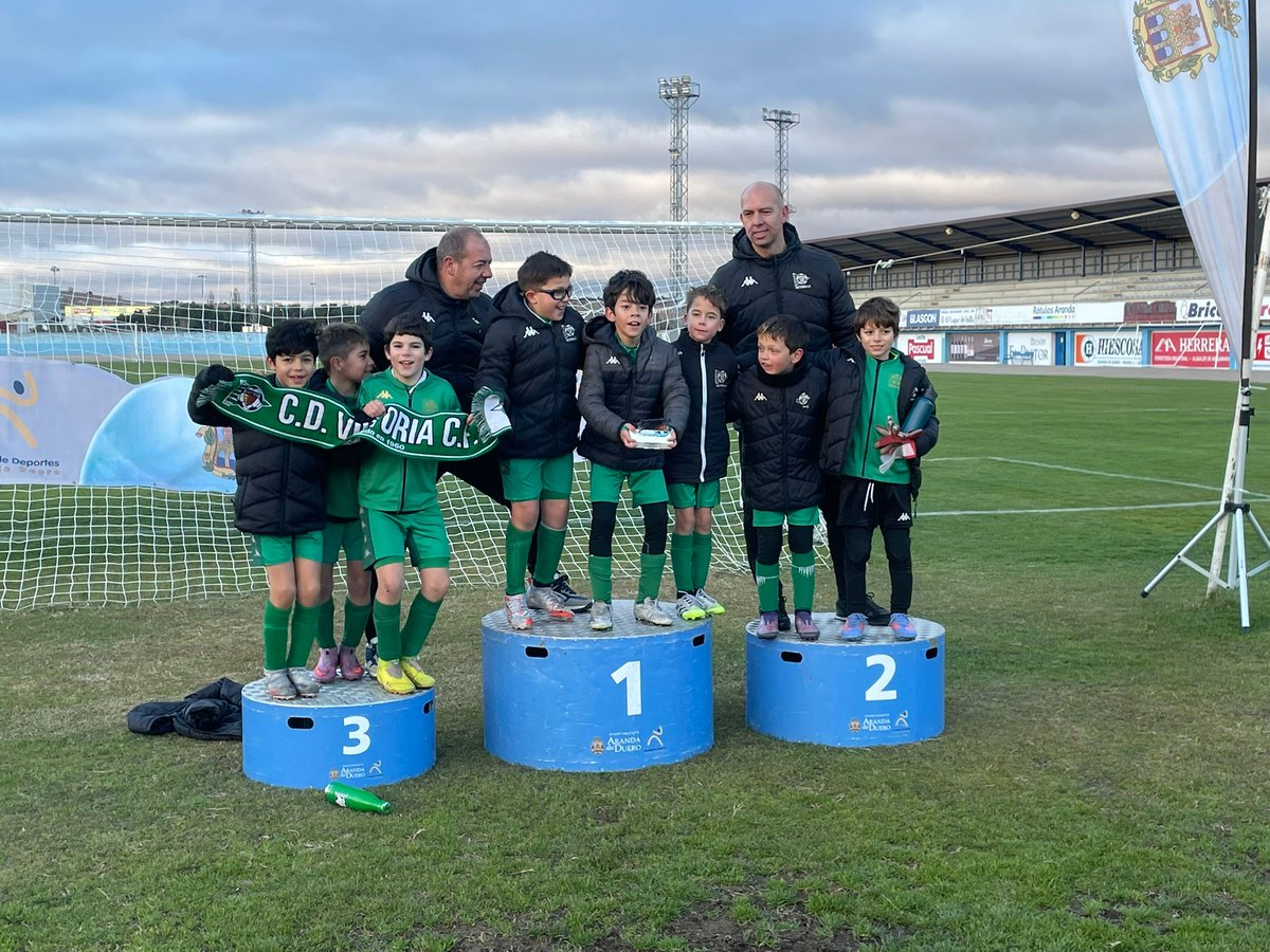 CDVictoriaCF's tweet image. 🏆 RIBERA CUP

En el día de ayer nuestro 𝐁𝐞𝐧𝐣𝐚𝐦𝐢𝐧 𝐀 disputo la 𝐑𝐢𝐛𝐞𝐫𝐚 𝐂𝐮𝐩 organizada por el @RiberCD donde los nuestros finalizaron 3º realizando un gran torneo.

Fase de Grupos
🔴 Benjamín A 0 - 2 @cdnumancia
🟢 Benjamín A 3 - 1 @UDSurVa 
🟢 Benjamín A 1 - 0…