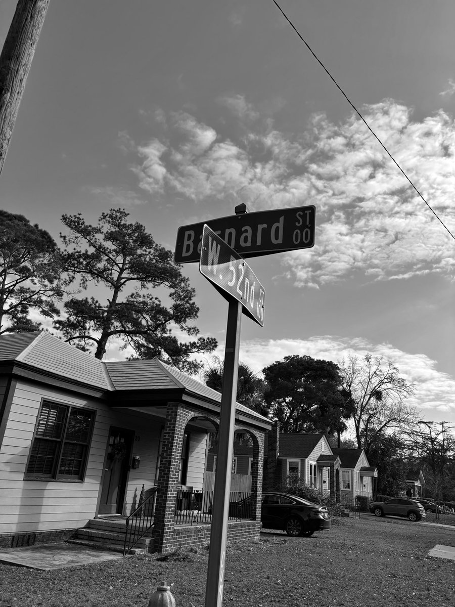 DrCSLPadgett's tweet photo. First day running since having the flu! Since I’m in Savannah, decided to start running from my childhood home. While it has been sold for more than 20 years, it was moment of nostalgia! #werunatl #fitleaders #fiteducator https://t.co/E06rARO2iZ