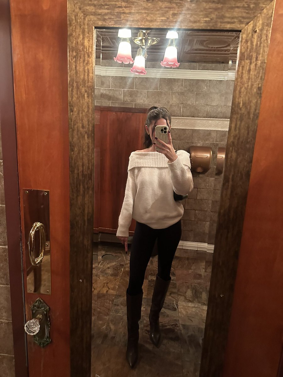 GoddessJenn133's tweet image. Elegance unmatched, superior demeanor ingrained in my dna, simps’ eyes wherever I go.