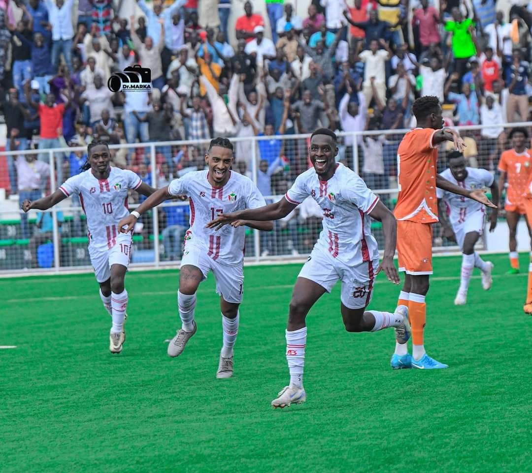 derradjihafid's tweet image. المنتخب السوداني ينتفض بعد الخسارة أمام الجزائر، ويعود إلى المنافسة على بطاقة التأهل إلى الدور الثاني بعد فوزه الرائع على غينيا الاستوائية بهدف لصفر في مباراة أداها صقور الجديان بامتياز، فاستحقوا الفوز واستحقت الجماهير السودانية فرحة هي في أمسّ الحاجة إليها.
ألف مبروك للأحبة في…