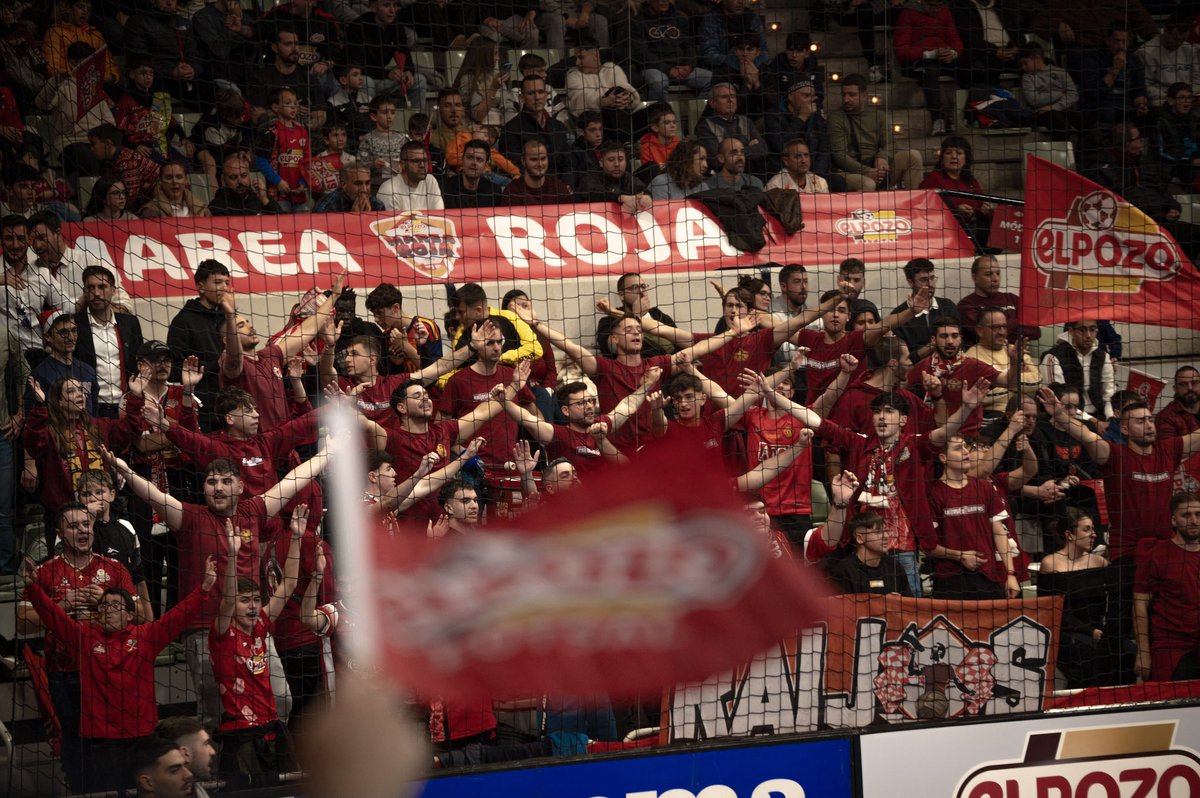 RaijosGranas's tweet photo. 𝑬𝒍 𝑷𝒐𝒛𝒐 𝑴𝒖𝒓𝒄𝒊𝒂 - 𝑩𝒂𝒓𝒔𝒂 [𝟐𝟕/𝟏𝟐/𝟐𝟓]

Cerramos el año animando a otro histórico y referente en la región como es @ElPozoMurcia_FS 🙌🏻. 

Desde ya trabajando para un 2026 muy ilusionante 😉

¡���𝗨𝗥𝗖𝗜𝗔 𝗘𝗦𝗖𝗨𝗖𝗛𝗔! https://t.co/ksKlLid6xz
