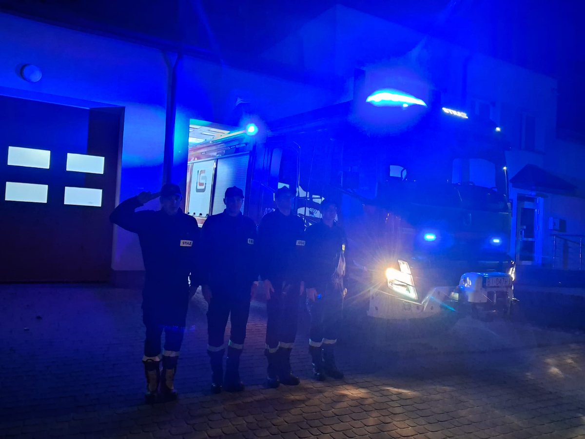 28.12.2025 r. o godz. 18.00 funkcjonariusze KP PSP w Hajnówce oraz druhowie OSP z powiatu hajnowskiego sygnałami świetlno-dźwiękowymi oddali hołd Druhowi Edwardowi Smagale z OSP w Jerzwałdzie, który odszedł na wieczną służbę. 🕯️
