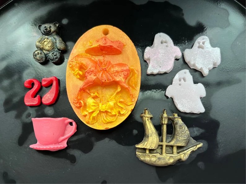 gothwickcandles's tweet photo. 30% off until New Years Day on all candles and melts! Free shipping in the US. 

Gothic, @falloutboy and witchy candles for your altars and spells now available! 

https://t.co/X1bYlTvZpR https://t.co/wG7PFsSHeo