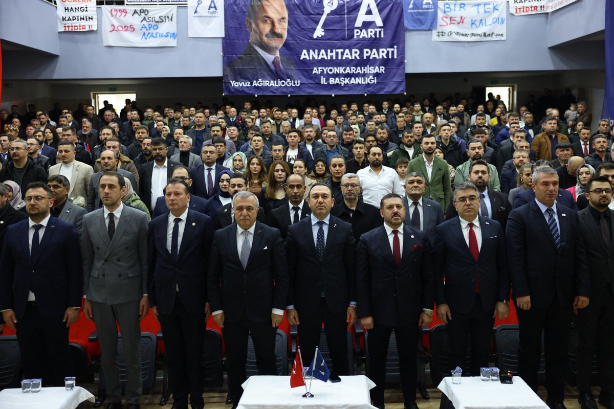 anahtarparti03's tweet photo. 📍 Afyonkarahisar’da Güçlü Buluşma!
Anahtar Parti Afyonkarahisar İl Başkanlığımızın Halk Buluşması ve Rozet Takma Programında, Genel Merkezimiz ve 7. Bölge İl Başkanlarımızın katılımıyla 600’e yakın yeni üyemizin rozetlerini gururla taktık. https://t.co/UPDI5sv2BB
