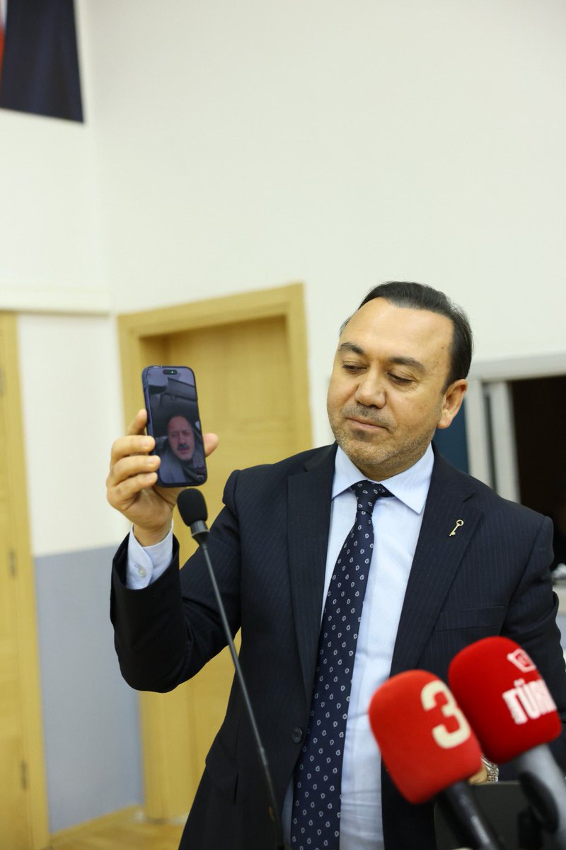 anahtarparti03's tweet photo. 📍 Afyonkarahisar’da Güçlü Buluşma!
Anahtar Parti Afyonkarahisar İl Başkanlığımızın Halk Buluşması ve Rozet Takma Programında, Genel Merkezimiz ve 7. Bölge İl Başkanlarımızın katılımıyla 600’e yakın yeni üyemizin rozetlerini gururla taktık. https://t.co/UPDI5sv2BB