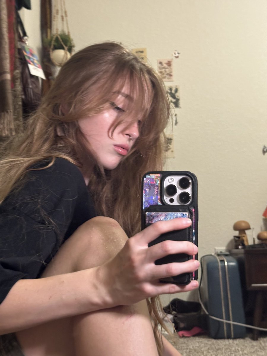 daragrj's tweet photo. she’s taking pictures in the mirror 📸 https://t.co/735DB3SsC0