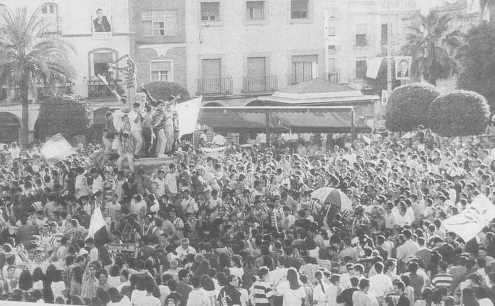 Tal día como hoy hace 113 años se firmaba el acta fundacional de la Sportiva  Emeritense. 

113 años de futbol en nuestra ciudad. 113 años haciendo historia. 113 años del Mérida. 

Feliz 28 de diciembre a todos los que comparten el sentimiento romano.