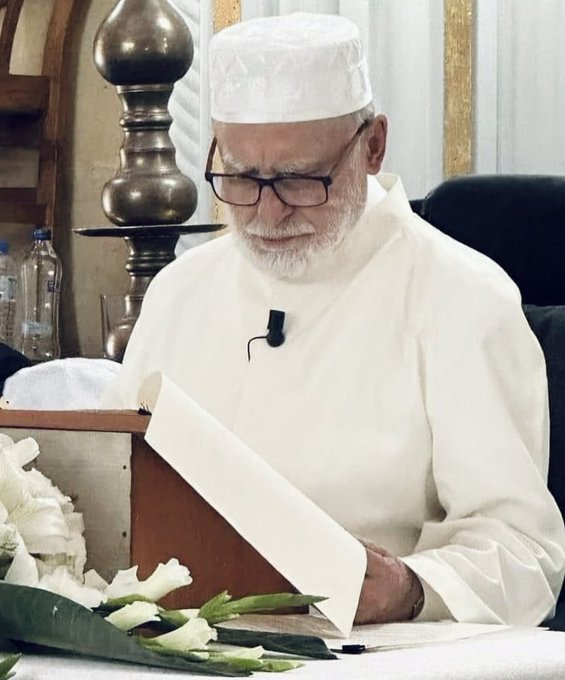 Hüzün hakîkaten yaşanması gereken
eşsiz bir duygudur. Kalbe acı verir.. 
Lâkin kalbi öldürmez, bilakis diriltir.
Mü'min bir kalbin, Rabbine en yakın halidir hüzün.. 

| Osman Nûri Topbaş k.s |