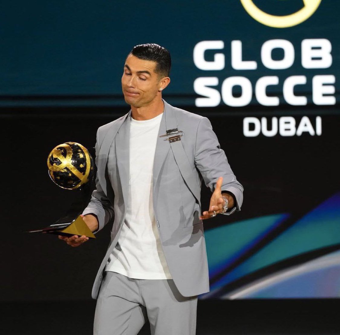 CuriosidadesEU's tweet image. Cristiano Ronaldo conquista o prêmio de Melhor Jogador do Oriente Médio da Globe Soccer pela terceira vez consecutiva 💛