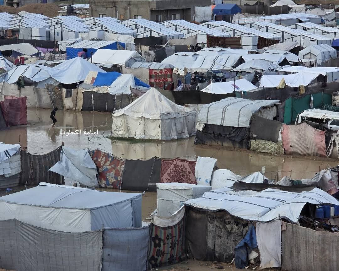 זו המציאות של מיליון וחצי בני אדם בעזה שחיים באוהלים שטובעים במי הגשמים. האם יש אדם אחד שיכול להסביר מה ההגיון בלחסום את הכניסה של אלפי הקראוונים שממתינים בצד המצרי של מעבר רפיח? למה הסירוב להכניס לעזה ציוד שיציל בני אדם? למה ממשלת ישראל לא מאפשרת לבני אדם לחיות כראוי?