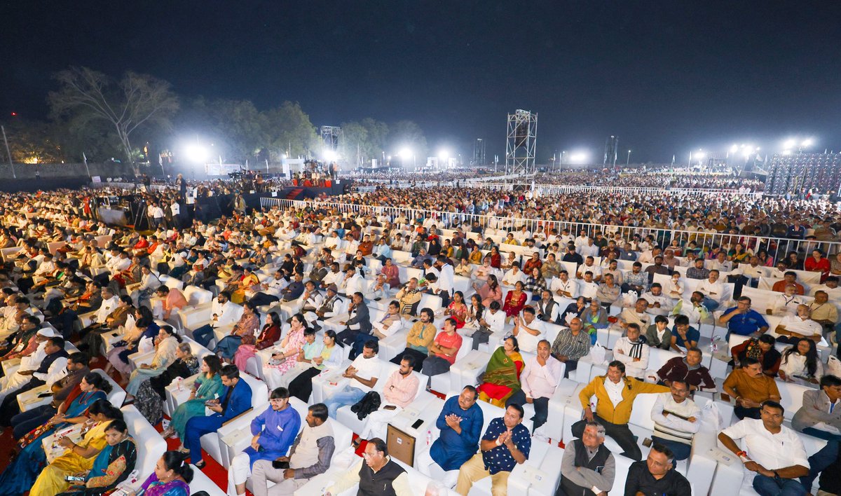 मोदी जी का जीवन सांस्कृतिक व आध्यात्मिक मूल्यों के प्रति संकल्पित, राष्ट्रसेवा को समर्पित व जनसेवा के लिए कटिबद्ध रहा है।

अहमदाबाद में 'संस्कारधाम' संस्था द्वारा 'नमोत्सव' में 150 कलाकारों ने मोदी जी के जीवन संघर्ष व उपलब्धियों को संगीत, साहित्य एवं नृत्य के माध्यम से प्रस्तुत