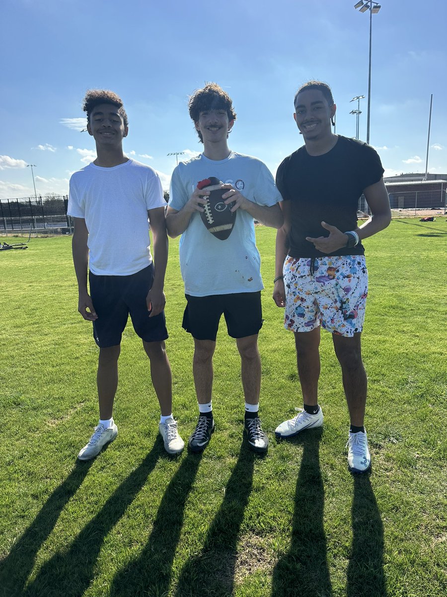 CalvinLDavis3's tweet photo. There’s nothing like training the Saturday after Christmas! Thank you Jesus for your many blessings! #ForwardAlways Young Men! 
@BeckhamJones7 @gem_hendrix @Aydrianp44 @KadenJones_06 https://t.co/bT2Fj0mylU