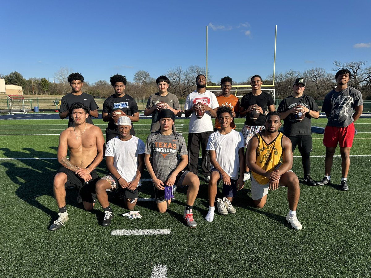 CalvinLDavis3's tweet photo. There’s nothing like training the Saturday after Christmas! Thank you Jesus for your many blessings! #ForwardAlways Young Men! 
@BeckhamJones7 @gem_hendrix @Aydrianp44 @KadenJones_06 https://t.co/bT2Fj0mylU