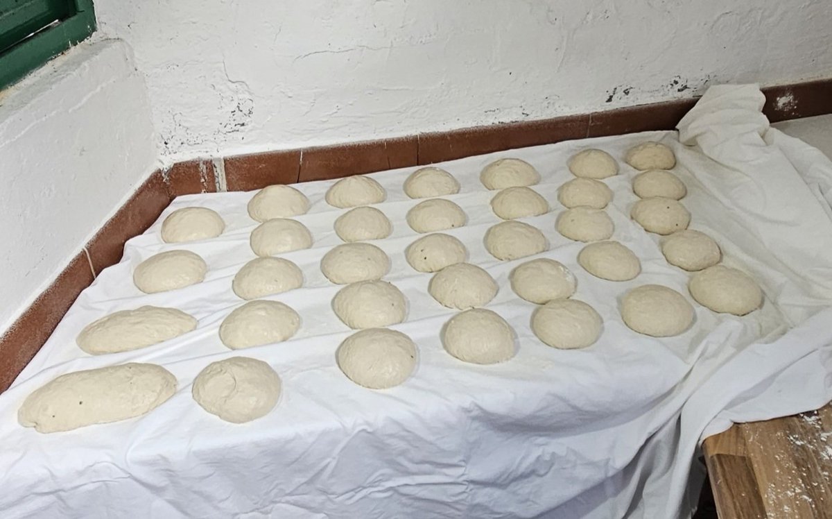 Preparando el pan de puño,horno de leña