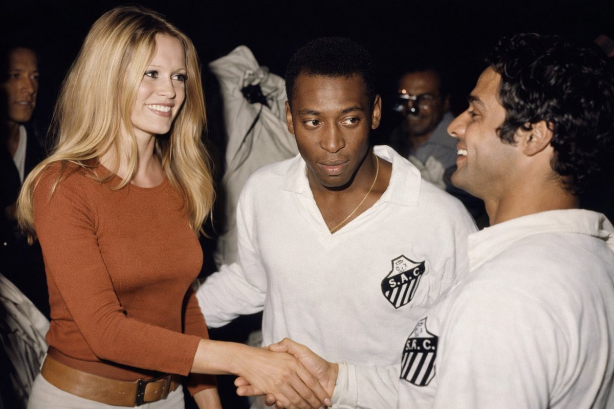 assophis's tweet image. Morre Brigitte Bardot, lenda do cinema francês e ícone de beleza, aos 91 anos, em 1971 a federação francesa de Futebol preocupada com a queda da popularidade do futebol  resolveram contratar o Santos de Pelé e BB deu o pontapé inicial 
👇
youtube.com/shorts/K3_Az2s…