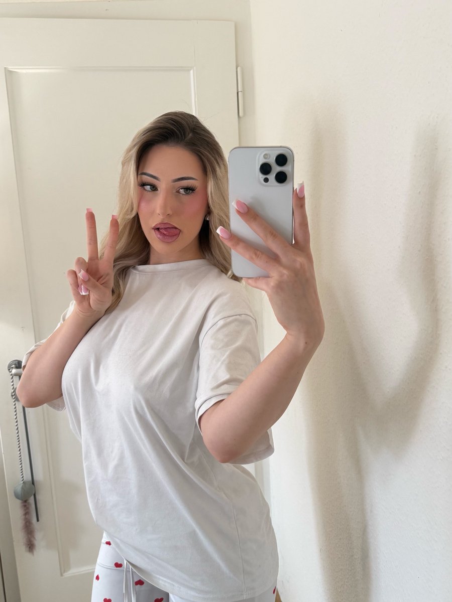 Ariahss__'s tweet image. Même en pyjama, on attend encore que je me fasse petite