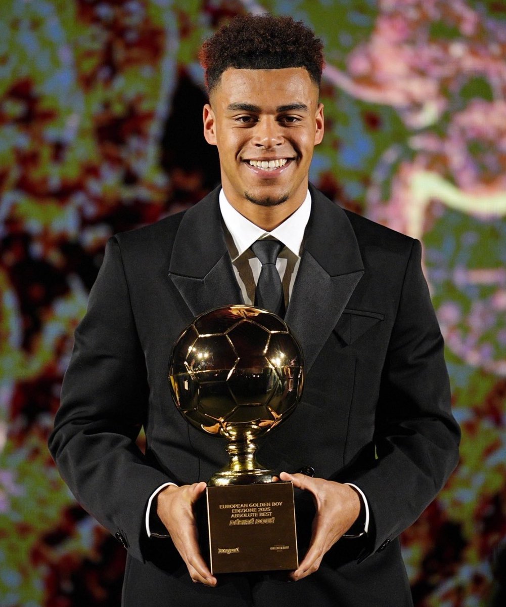 _BeFootball's tweet image. 🚨 𝗟𝗘 𝗣𝗦𝗚 𝗥𝗔𝗙𝗟𝗘 𝗘𝗡𝗖𝗢𝗥𝗘 𝗧𝗢𝗨𝗧 𝗔𝗨𝗫 𝗚𝗟𝗢𝗕𝗘 𝗦𝗢𝗖𝗖𝗘𝗥 𝗔𝗪𝗔𝗥𝗗𝗦 🇦🇪🏆🥵

👉 Meilleur coach : Luis Enrique 🇪🇸 
👉 Meilleur dir. sportif : Luis Campos 🇵🇹 
👉 Meilleur président : NAK 🇶🇦 
👉 Joueur émergent de l’année : Doué 🇫🇷 
👉 Meilleur milieu 2025 :…