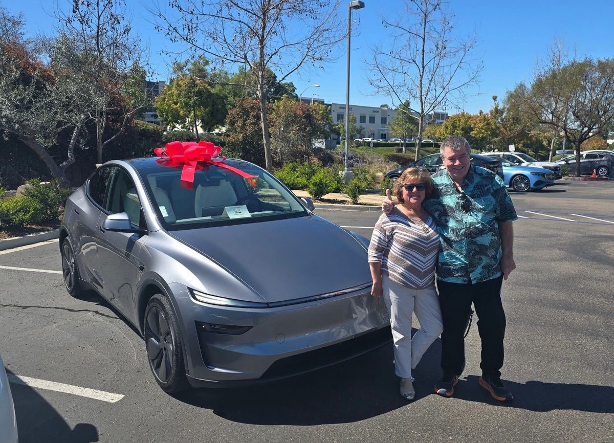 AlexSam_Tesla's tweet image. Officially delivered: our Tesla. Grateful for a smooth process and eager for the next chapter in electric mobility.  #Tesla #Italy #GiveawayAlert #ElonMusk
