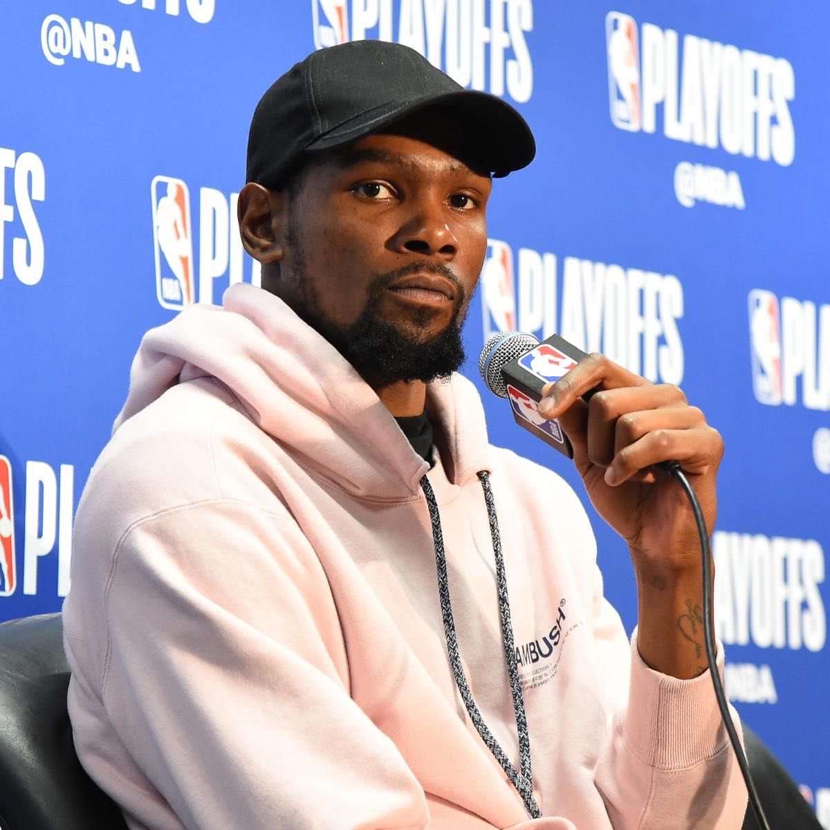 HoopsCrave's tweet image. Kevin Durant gives brotherly advice to Kai Cenat:

“Don’t end up like me, single and lonely. Find another girl asap while you’re still young.”