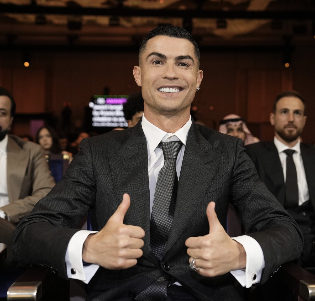 ActuFoot_'s tweet photo. 🚨 Cristiano Ronaldo 🇵🇹 : « Vous savez quel est mon objectif. Je veux gagner le plus de trophées et 𝗔𝗧𝗧𝗘𝗜𝗡𝗗𝗥𝗘 𝗟𝗘 𝗖𝗛𝗜𝗙𝗙𝗥𝗘 𝗤𝗨𝗘 𝗩𝗢𝗨𝗦 𝗖𝗢𝗡𝗡𝗔𝗜𝗦𝗦𝗘𝗭 𝗧𝗢𝗨𝗦. 

𝗝’𝗮𝘁𝘁𝗲𝗶𝗻𝗱𝗿𝗮𝗶 𝗰𝗲 𝗰𝗵𝗶𝗳𝗳𝗿𝗲, 𝗰’𝗲𝘀𝘁 𝘀𝘂̂𝗿 ! S’il n’y a pas de blessures, inshallah ! » 😁