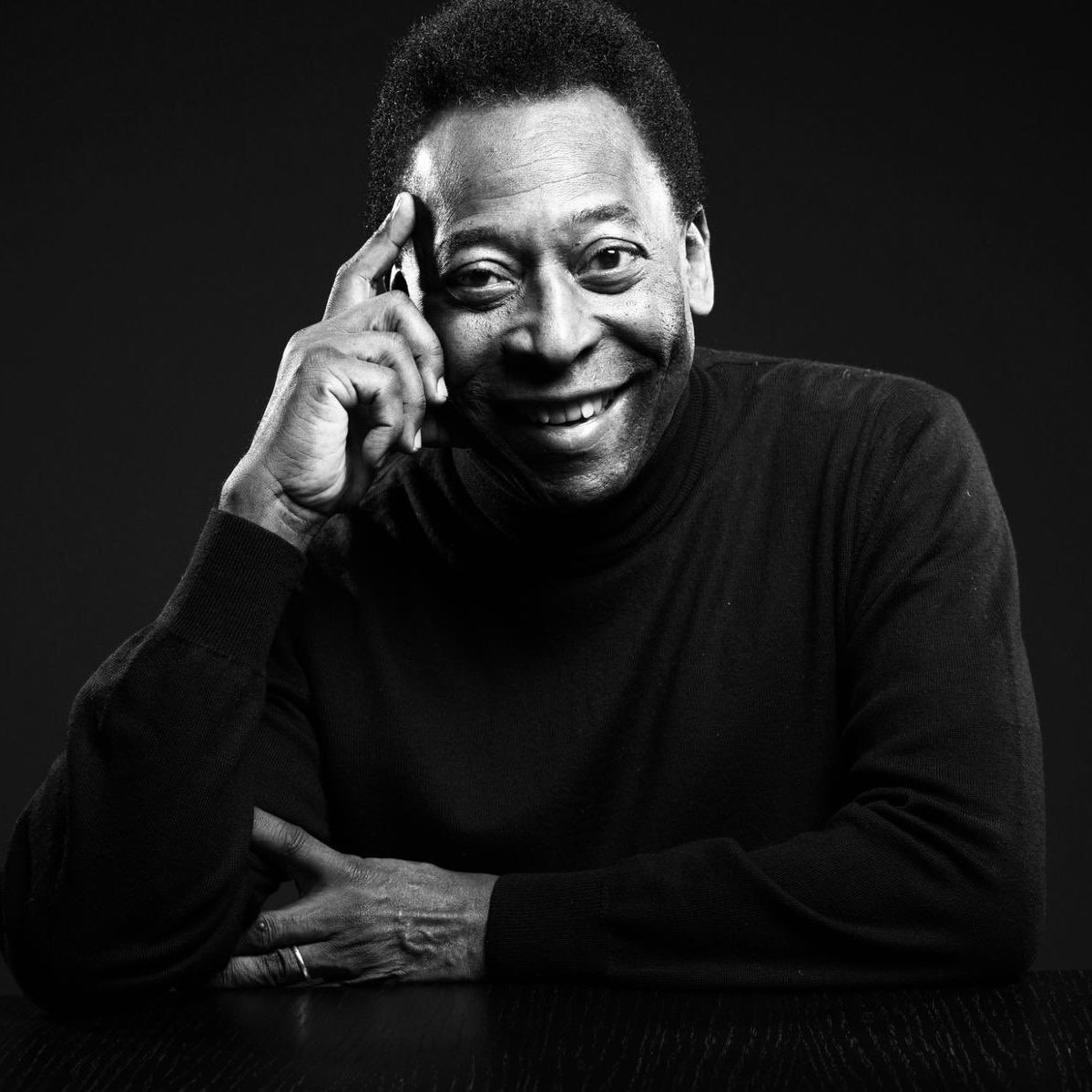 Footballtweet's tweet image. 📅 On this day, three years ago, King Pelé left us. 🕊️ 

🗣️ Bobby Moore: “Pelé was the most complete player I’ve ever faced. He had no weakness.”

🗣️ Franz Beckenbauer: “Pelé was the greatest footballer of all time. He was football.”

🗣️ Mario Zagallo: “He wasn’t just the best of…