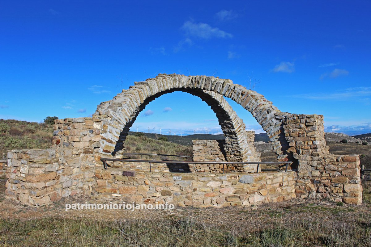La Rioja, sus neveras y pozos de nieve.
En imagen, la nevera de Grávalos. 

"Se cree que está construida desde principios del siglo XIX y todavía conserva los arcos originales en piedra que sostenían el peso de la cúpula. Fue rehabilitada en 2008".