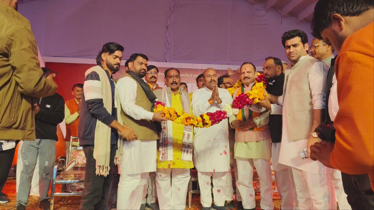 Drvirendrakum13's tweet photo. मध्य प्रदेश में अपने संसदीय क्षेत्र टीकमगढ़ के अंतर्गत आज जिला निवाडी के गढ़कुण्डार में पहुंचकर महाराजा खेत सिंह खंगार जी की जयंती पर आयोजित 'गढ़कुण्डार महोत्सव' में सहभागिता की।  द्वितीय दिवस के इस आयोजन में सर्वप्रथम महाराजा खंगार जी के चित्र पर पुष्पांजलि अर्पित की।
        आयोजकों द्वारा किए गए स्वागत हेतु आभार व्यक्त किया और शानदार आयोजन के लिए उन्हें बधाई दी।
             बड़ी संख्या में उपस्थित स्वजनों के साथ बच्चों द्वारा प्रस्तुत देशभक्ति पूर्ण और सांस्कृतिक कार्यक्रमों का आनंद लिया और आत्मीय संवाद किया।
         इस अवसर पर मेरे साथ कई वरिष्ठ अधिकारी और पार्टी संगठन से जुड़े स्थानीय पदाधिकारी भी मौजूद रहे।
