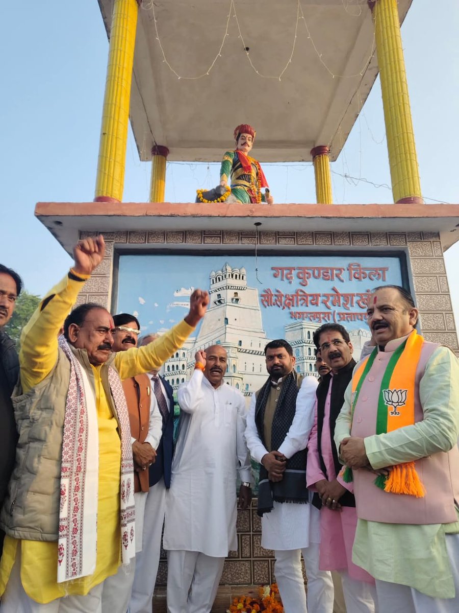 Drvirendrakum13's tweet photo. मध्य प्रदेश में अपने संसदीय क्षेत्र टीकमगढ़ के अंतर्गत आज जिला निवाडी के गढ़कुण्डार में पहुंचकर महाराजा खेत सिंह खंगार जी की जयंती पर आयोजित 'गढ़कुण्डार महोत्सव' में सहभागिता की।  द्वितीय दिवस के इस आयोजन में सर्वप्रथम महाराजा खंगार जी के चित्र पर पुष्पांजलि अर्पित की।
        आयोजकों द्वारा किए गए स्वागत हेतु आभार व्यक्त किया और शानदार आयोजन के लिए उन्हें बधाई दी।
             बड़ी संख्या में उपस्थित स्वजनों के साथ बच्चों द्वारा प्रस्तुत देशभक्ति पूर्ण और सांस्कृतिक कार्यक्रमों का आनंद लिया और आत्मीय संवाद किया।
         इस अवसर पर मेरे साथ कई वरिष्ठ अधिकारी और पार्टी संगठन से जुड़े स्थानीय पदाधिकारी भी मौजूद रहे।