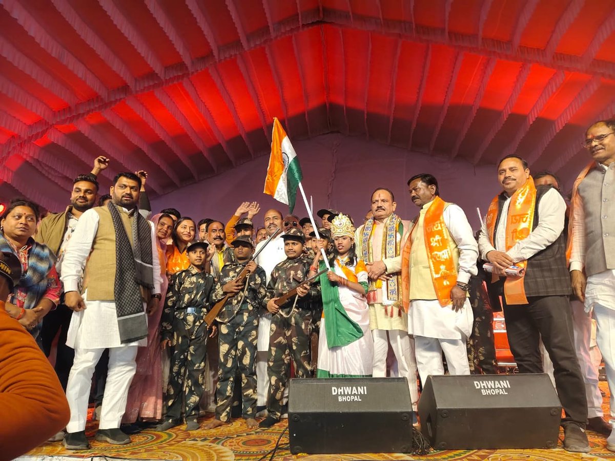 Drvirendrakum13's tweet photo. मध्य प्रदेश में अपने संसदीय क्षेत्र टीकमगढ़ के अंतर्गत आज जिला निवाडी के गढ़कुण्डार में पहुंचकर महाराजा खेत सिंह खंगार जी की जयंती पर आयोजित 'गढ़कुण्डार महोत्सव' में सहभागिता की।  द्वितीय दिवस के इस आयोजन में सर्वप्रथम महाराजा खंगार जी के चित्र पर पुष्पांजलि अर्पित की।
        आयोजकों द्वारा किए गए स्वागत हेतु आभार व्यक्त किया और शानदार आयोजन के लिए उन्हें बधाई दी।
             बड़ी संख्या में उपस्थित स्वजनों के साथ बच्चों द्वारा प्रस्तुत देशभक्ति पूर्ण और सांस्कृतिक कार्यक्रमों का आनंद लिया और आत्मीय संवाद किया।
         इस अवसर पर मेरे साथ कई वरिष्ठ अधिकारी और पार्टी संगठन से जुड़े स्थानीय पदाधिकारी भी मौजूद रहे।