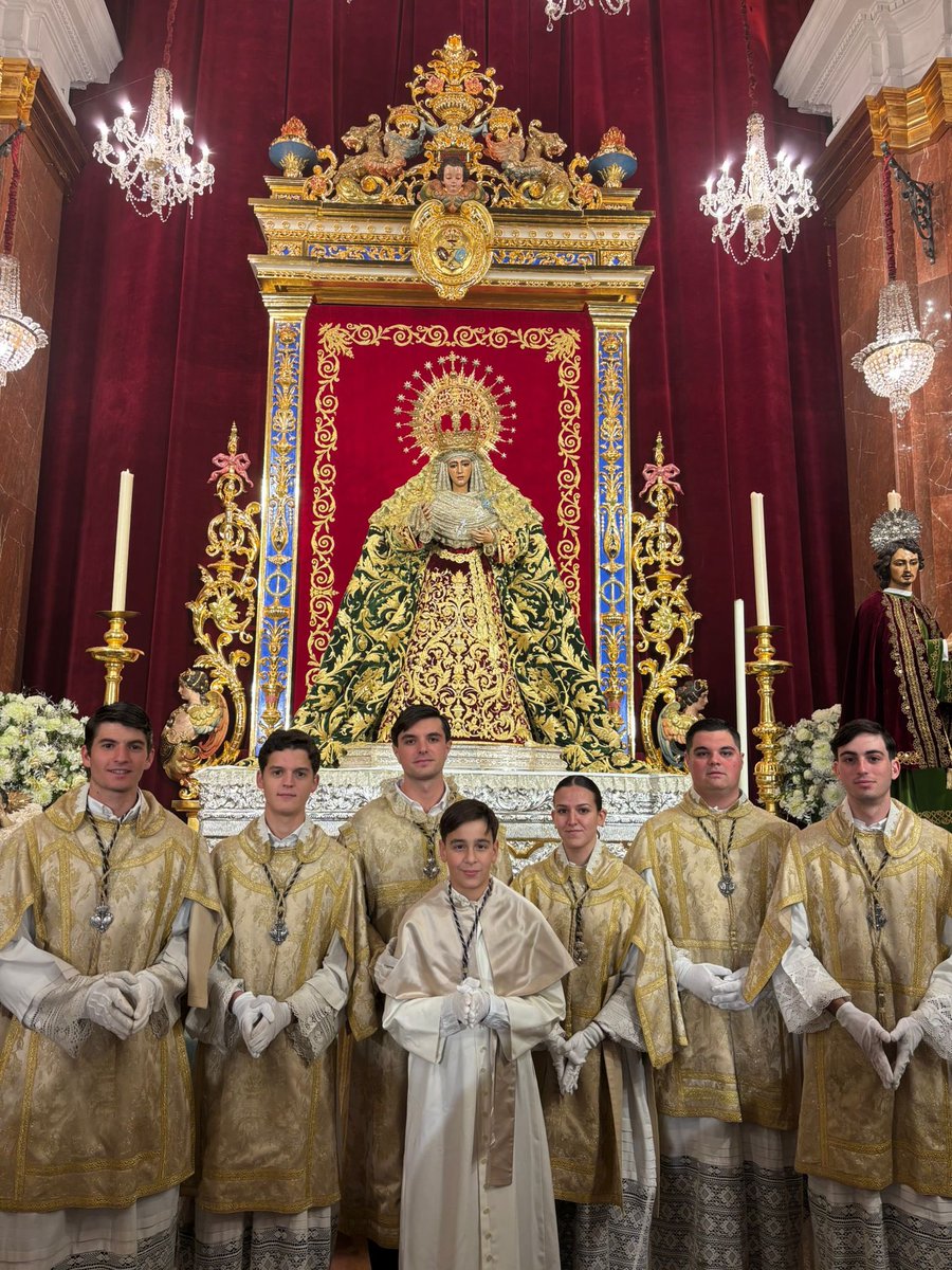Acólitos de la <a href="/EspDeTriana/">Esperanza de Triana</a> en la Función Solemne en honor a San Juan Evangelista.