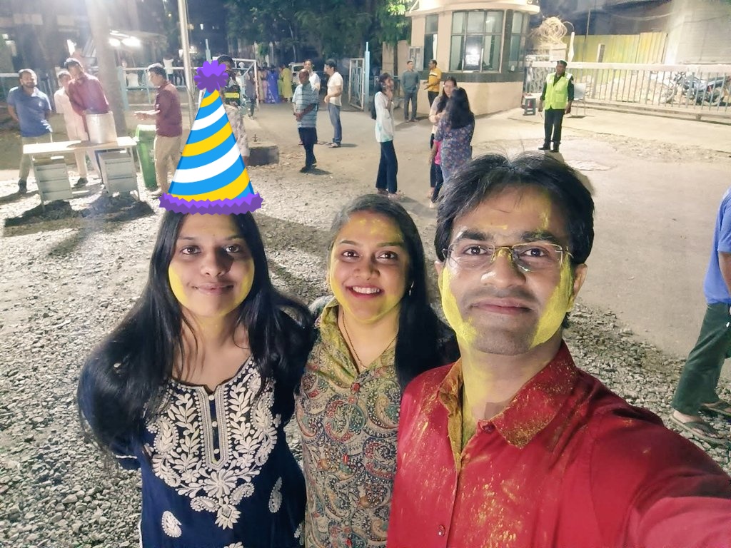 srkomkar's tweet photo. #HappyBirthday dear Shruti. 
Stay blessed and cheerful!
May the year ahead bring you great success and countless reasons to keep smiling. https://t.co/byyl211CKL