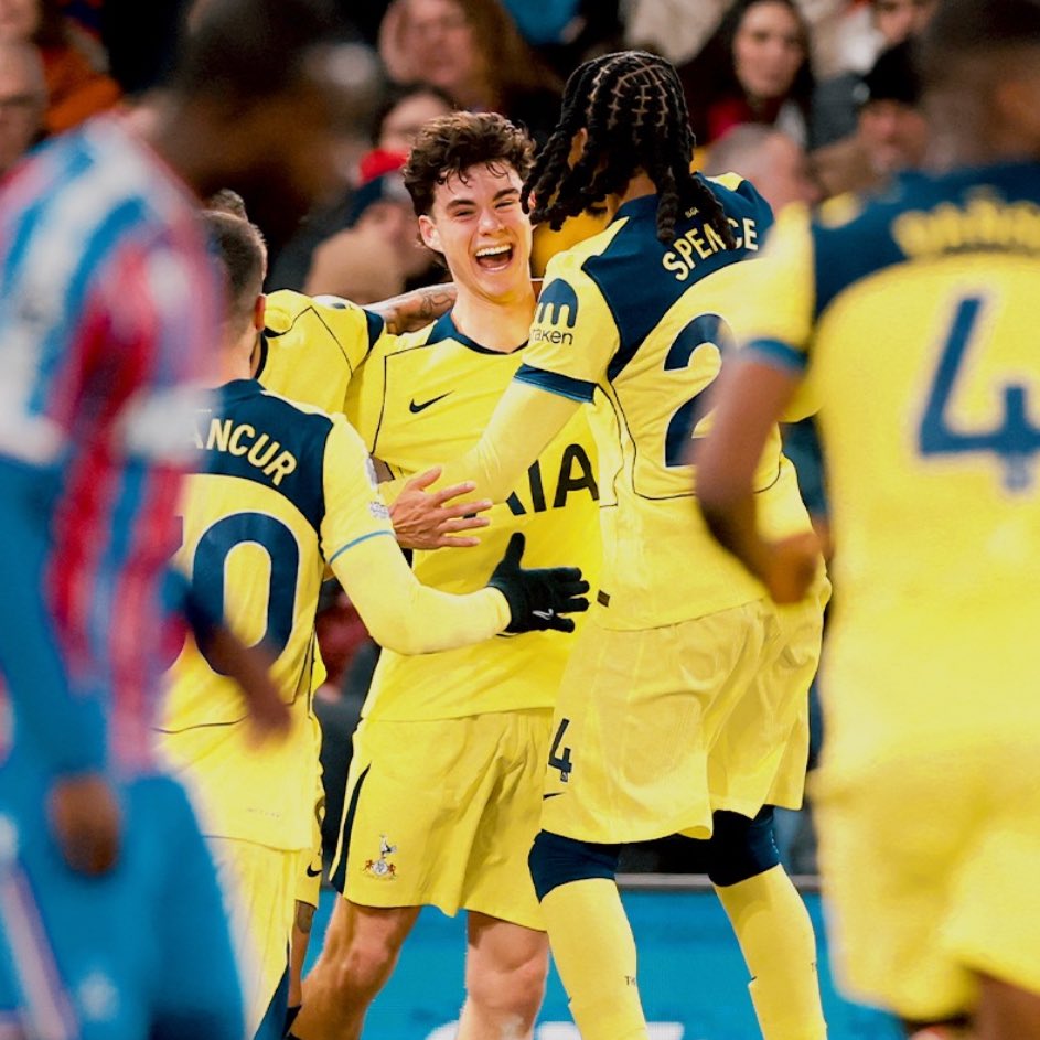 k_son7's tweet image. that’s literally a BABIE 💛