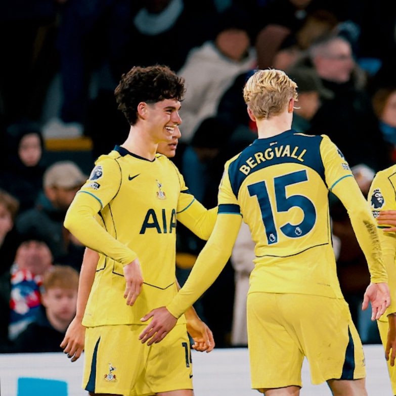 k_son7's tweet image. that’s literally a BABIE 💛