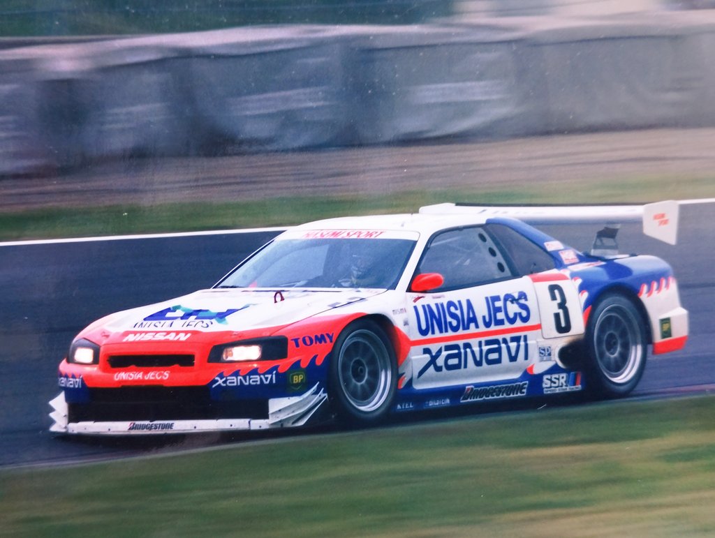 🤠年末最後のポスト。
2000年10月22日JGTC。
R34の2台です。
カーNo.1のLOCTITEカラーはNISMOでエリック・コマスと影山正美のコンビ。
コマスは98・99年GT王者🏆
カーNo.3のユニシアザナヴィはハセミモータースポーツで日産を代表する長谷見昌弘さんと田中哲也コンビ。
😄やっぱりGTRはカッコいいな✨