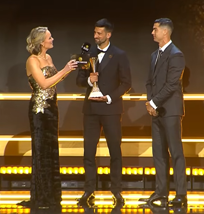 centregoals's tweet image. 🚨🚨| OFFICIAL: Cristiano Ronaldo presents Novak Djokovic with the very first Globe Sports Award. 🇷🇸🏆